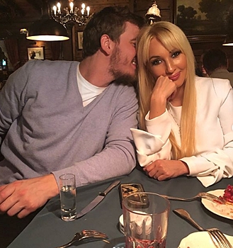 Кудрявцеву и Макарова засняли за жаркими поцелуями у ресторана