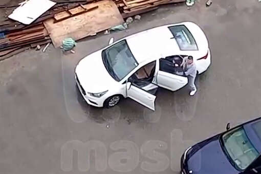 В Петербурге на видео сняли, как мигрант обнял школьницу и затолкал в машину