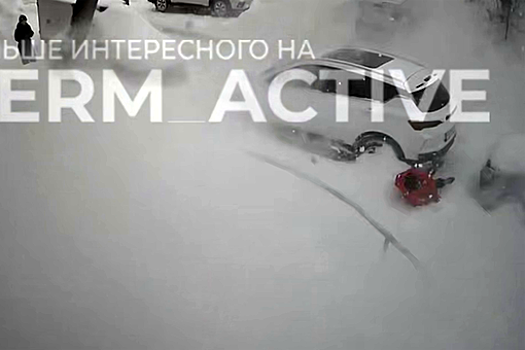 В Перми снег с крыши дома сошел на женщину