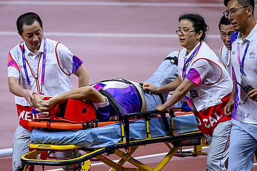 Судья получил перелом ноги после попадания молота на Азиатских играх