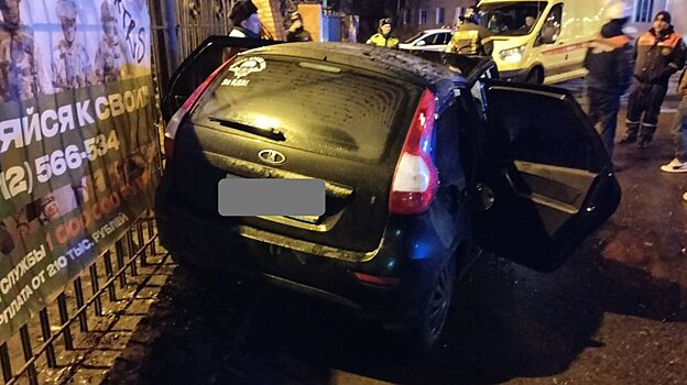 В Пензе «Лада» врезалась в ограждение Комсомольского парка