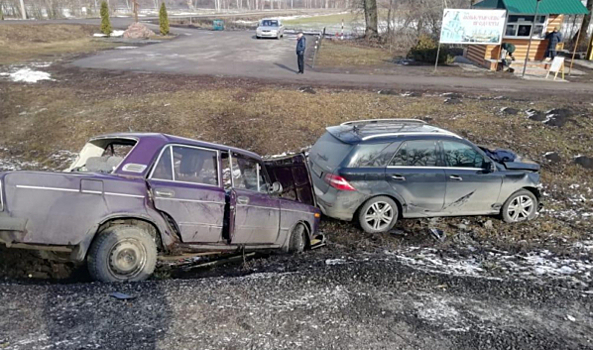 В Воронежской области в кювет вылетели Mercedes и ВАЗ: двое в больнице