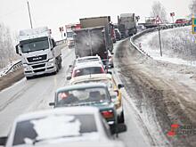 Петербуржцы застряли в пробках на заснеженных улицах