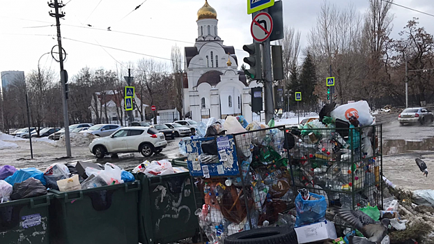 Саратовец о горе мусора напротив храма: «Обидно за любимый город!»