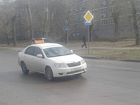 Таксист сбил велосипедиста на ОбьГЭСе: мальчик выхватил свой велосипед и убежал