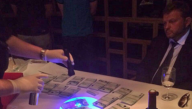 Названо вино, полученное Никитой Белых в качестве взятки