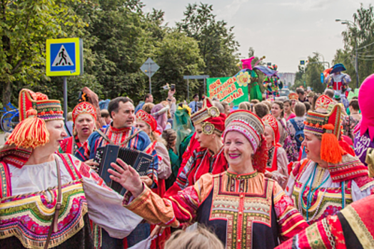 Более 2 тыс. человек приняли участие в карнавальном шествии в честь Дня города в Одинцово