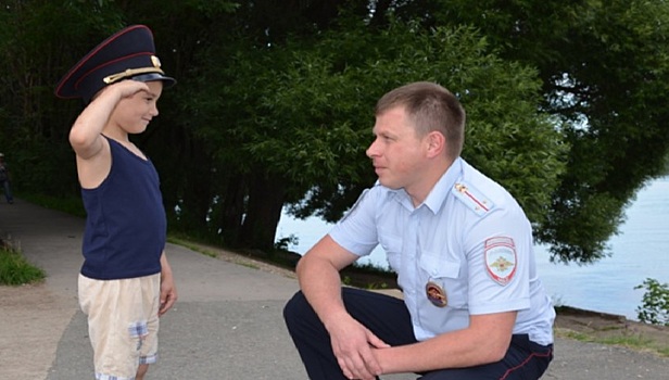Офицер полиции спас детей и женщину во время пожара под Пермью. Видео