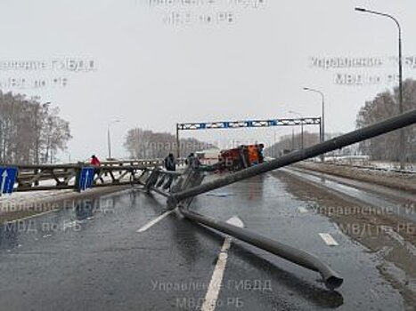 Грузовик снес конструкцию над трассой М5 в Башкирии, двое госпитализированы