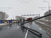 Грузовик снес конструкцию над трассой М5 в Башкирии, двое госпитализированы