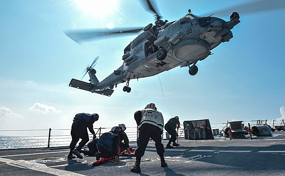 Вертолет ВМС США сел на воду на юге Японии