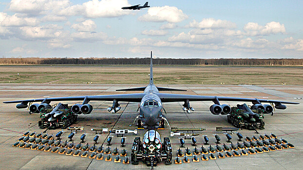 Зачем США приводят в боеготовность ядерные бомбардировщики B-52