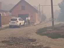 В Ростовской области огонь от ландшафтного пожара подбирается к жилым домам