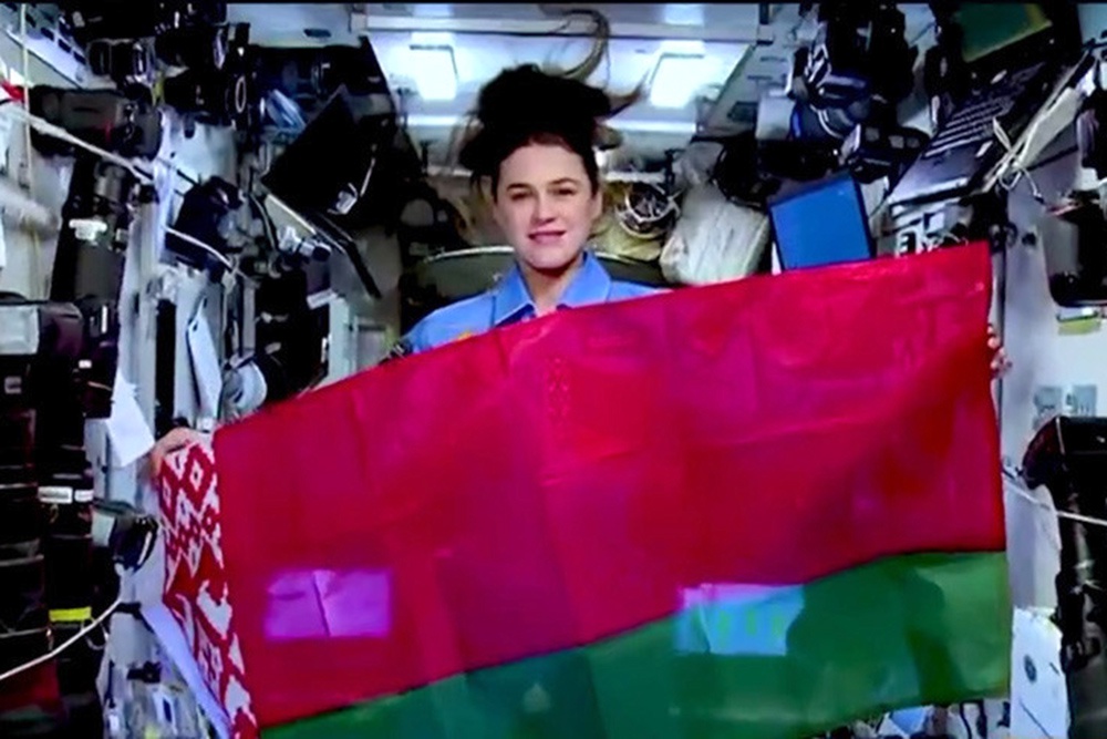 Марина Василевская передала Лукашенко флаг Беларуси, побывавший на МКС