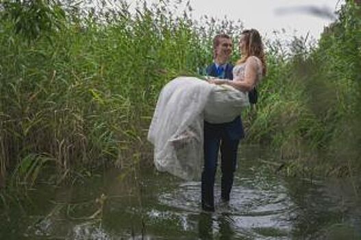 Полный «трэш»: пара из Челябинска сыграла свадьбу на болоте