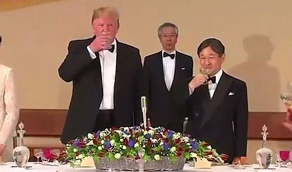 Трамп преподнес подарок императору Японии