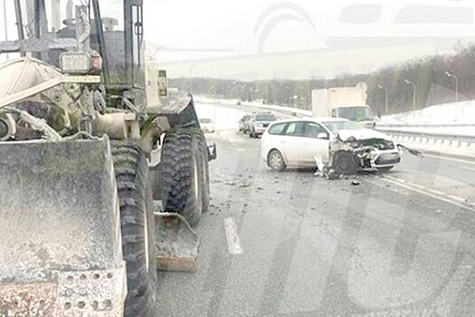 Автомобиль врезался в грейдер во Владивостоке