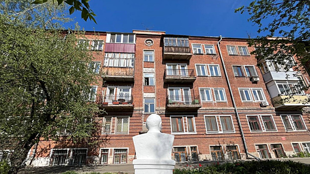 Дом на Щапова с Лениным во дворе включили в реестр культурного наследия