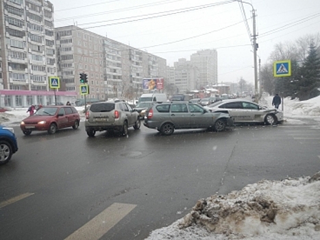 На одной из главных улиц Костромы произошло две аварии с последствиями