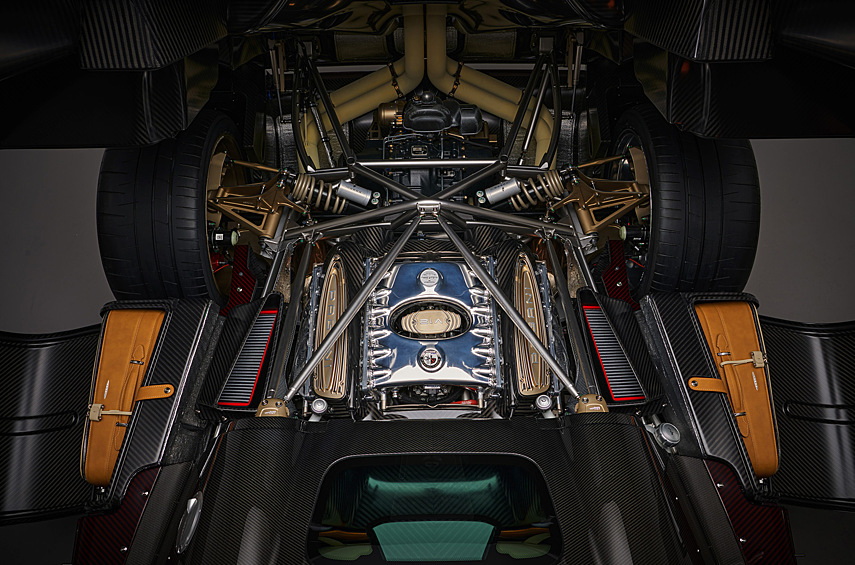 Мотор V12 6.0 позаимствован у Utopia Coupé. Он выдаёт 864 лошадиные силы и 1100 Нм, работая с семиступенчатой «механикой» Xtrac или «роботом» AMT.