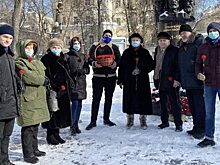 Активисты Молпалаты района Замоскворечье возложили цветы к памятнику в День защитника Отечества