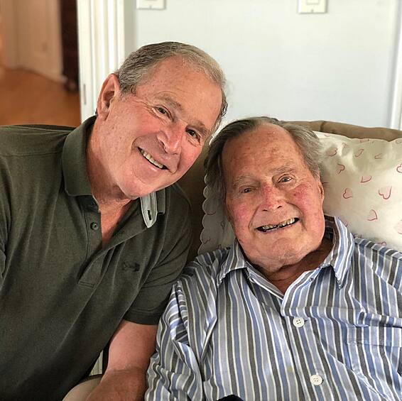 Буш-старший, руководивший США с 1989 по 1993 годы, скончался 30 ноября в возрасте 94 лет. В последнее время он страдал от болезни Паркинсона 