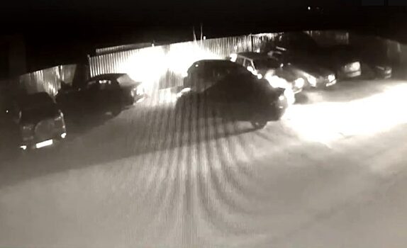 Девушка разбила три машины, пытаясь припарковаться