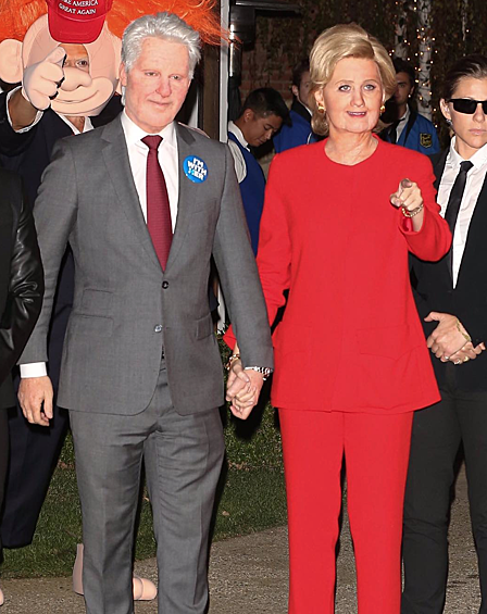 Певица Кэти Перри и актер Орландо Блум предстали в образах супругов Клинтон на Хеллоуин