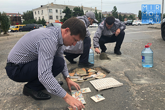 Жители Каспийска обязали мэрию города отремонтировать выбранные ими дороги