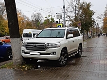 В Воронеже оштрафовали автохама на Land Cruiser, припарковавшегося на тротуаре