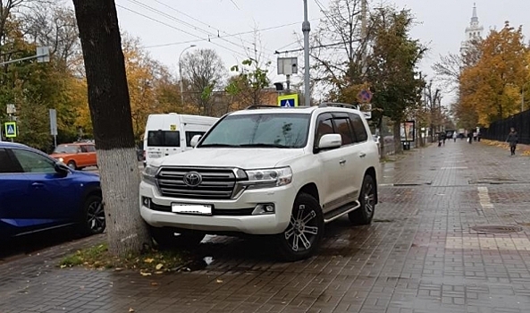 В Воронеже оштрафовали автохама на Land Cruiser, припарковавшегося на тротуаре