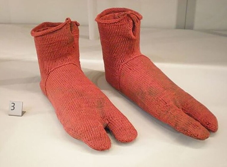 1500 лет. Эти шерстяные носки были обнаружены в Египте в XIX веке, а связаны они были в период с 300 до 499 года до нашей эры. Такие носки древние египтяне носили вместе с сандалями.