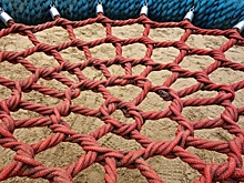 Во дворе на Лухмановской улице привели в порядок качели