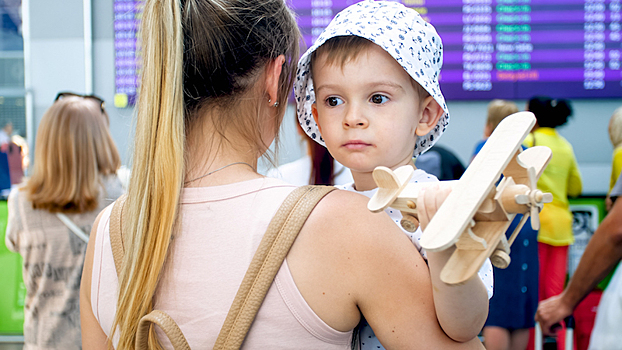 Россиянка выиграла суд у авиакомпании, которая рассадила ее с детьми в самолете