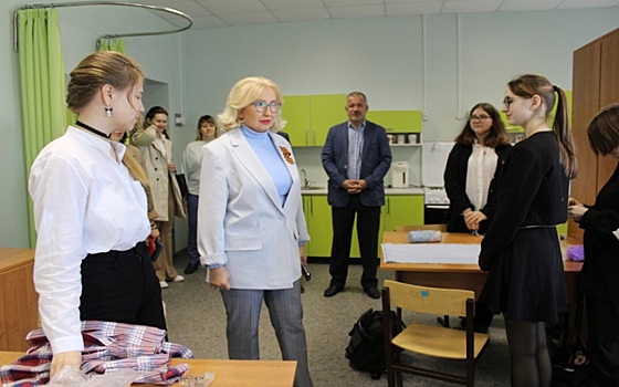 Председатель Рязанской гордумы оценила шефскую работу в школе № 49