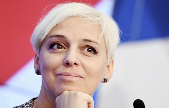 Актрису Уварову увезли на скорой с катка в Москве