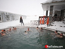 Открытый бассейн среди снегов привлекает туристов в Улудаг
