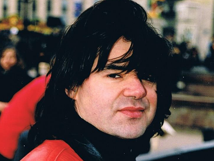  В Москве 17 ноября в возрасте 54 лет умер популярный певец и музыкант Евгений Осин. СМИ сообщают, что смерть Осина могла наступить из-за остановки сердца — певец находился в последней стадии алкогольной зависимости и последнюю неделю пил каждый день
