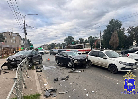 В Самаре из-за столкновения трех легковушек пострадал мужчина
