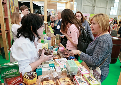 Алтайские производители накормили москвичей сыром, медом и пряниками