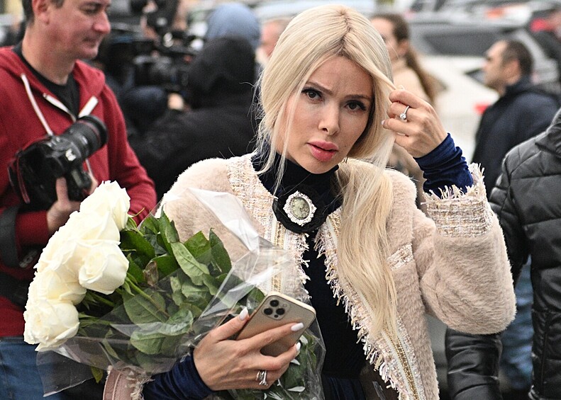 Певица Алена Кравец на церемонии прощания с артистом Борисом Моисеевым на Троекуровском кладбище, 2 октября 2022 года