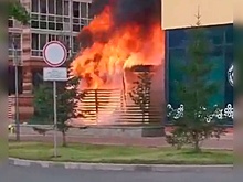 В Екатеринбурге загорелся пристрой магазина