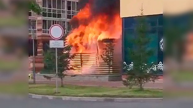 В Екатеринбурге загорелся пристрой магазина