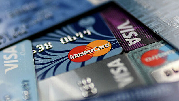 Интернет-омбудсмен назвал платный выпуск банковских карт "страшилкой"