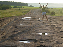 «Присоединение к Саратову в полной красе». Девушка станцевала на разбитой дороге в пригороде