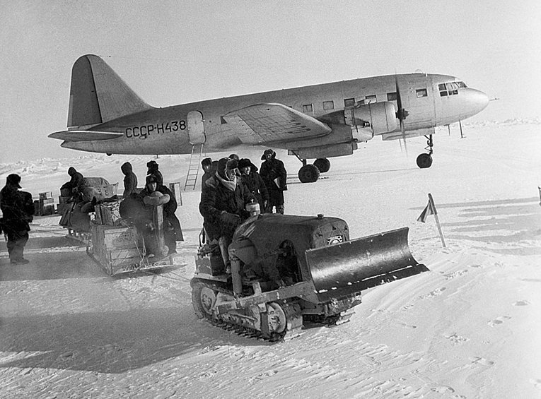 Члены советской научно-исследовательской экспедиции во время получения груза на дрейфующей станции "Северный полюс-4" в водах Северного Ледовитого океана, 1955 год
