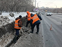 Омские дорожники продолжают противопаводковые мероприятия: вывозят снег и чистят ливневки