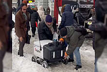 В Москве прохожие помогали застрявшим в снегу роботам-курьерам и попали на видео