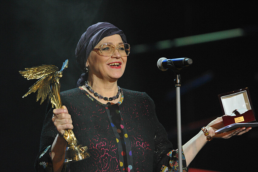 Актриса Нина Русланова получает национальную кинематографическую премию «Ника» за лучшую женскую роль в фильме «Китайская бабушка», 2011 год