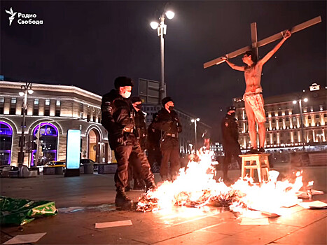 "Они думают, что христиане соплежуи": Фонд славянской письменности пожаловался в МВД и СК на акцию с распятием на Лубянке